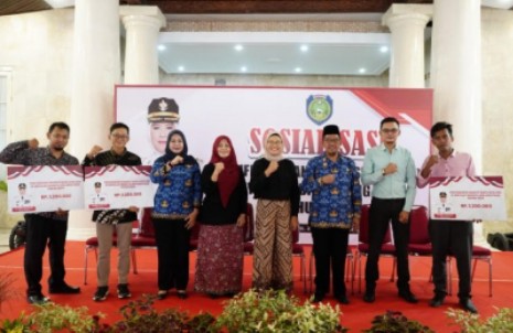 Bupati Indramayu Nina Agustina Serahkan Insentif 2,7 Miliar Bagi 2.748 Guru PAUD