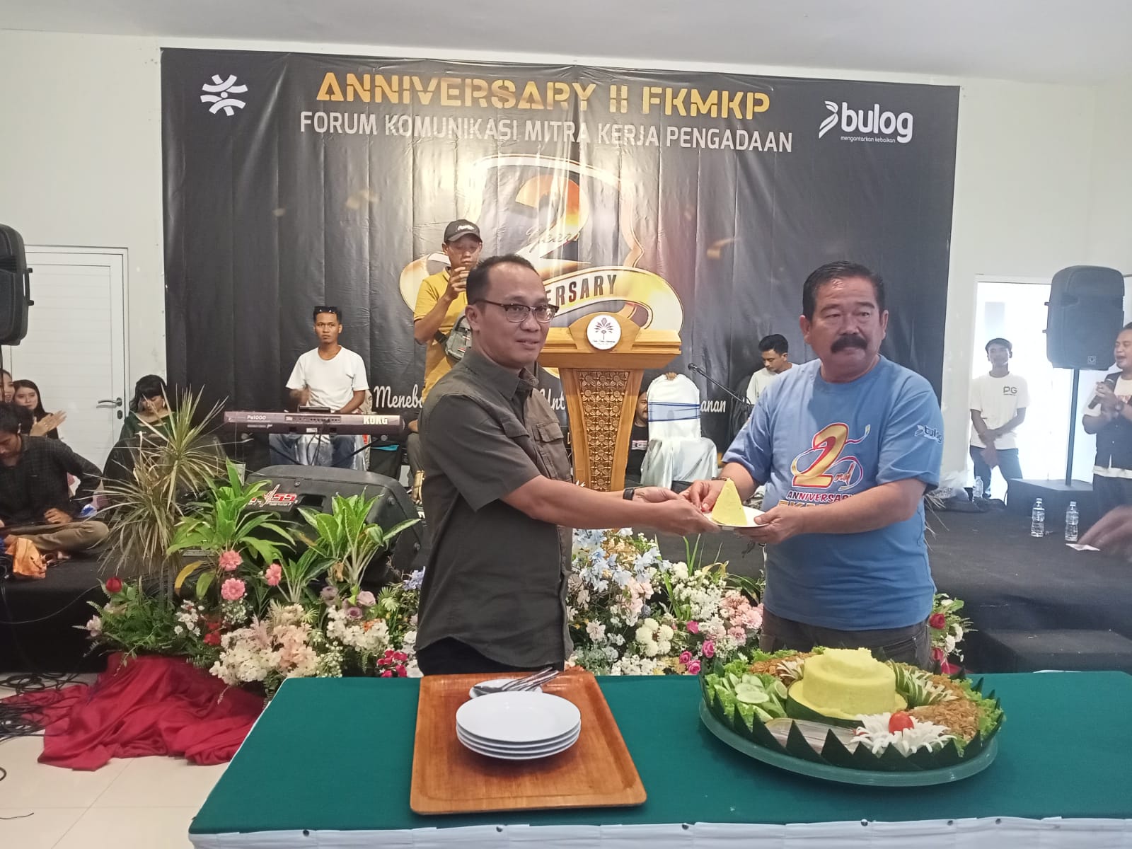 Peringati Anniversary ke-2, Keluarga Panguyuban FKMKP dan Bulog Indramayu Berkomitmen Semakin Hebat