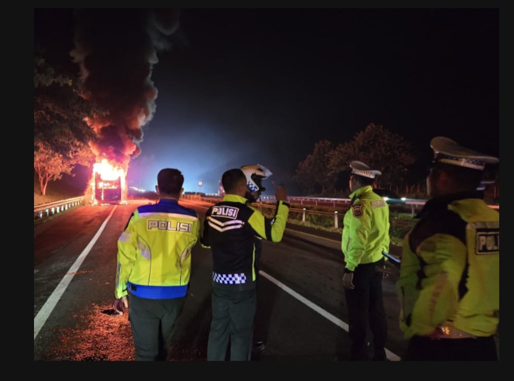 Bus Putra Remaja Sentosa Terbakar di Tol Cipali