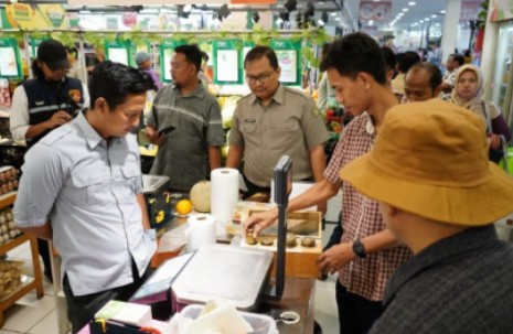 TPID Kabupaten Indramayu Sidak Pasar Jelang Natal dan Tahun Baru, Ditemukan Puluhan Barang Kedaluwarsa