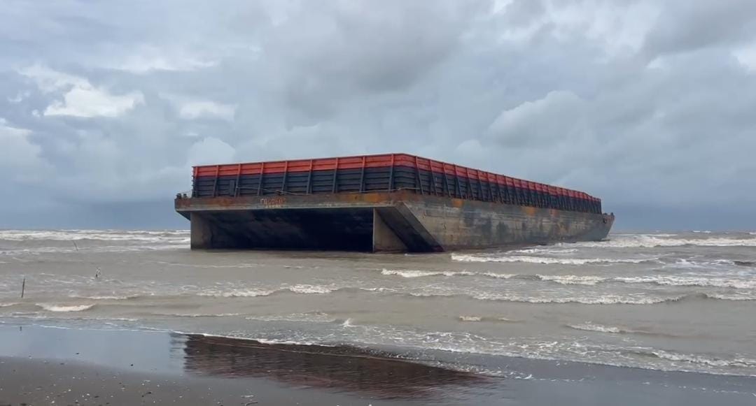 Kapal Tongkang Terdampar di Pantai Tiris Indramayu, Diduga Akibat Cuaca Buruk