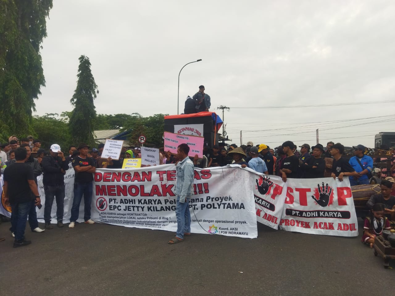 Ratusan Warga Kecamatan Juntinyuat Bersama LP3M Gelar Aksi Damai di Depan PT. Polytama Propindo