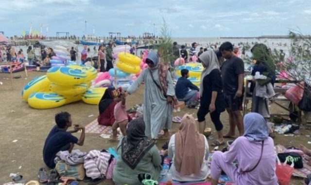 Kunjungan Wisatawan Tampak Membludak di Pantai Bali Indramayu, Saat Momen Libur Tahun Baru