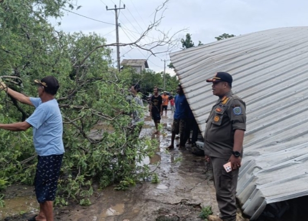 Bupati Nina Agustina Gerak Cepat Tangani Puting Beliung di Desa Pabean Ilir Kecamatan Pasekan