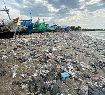 Tumpukan Sampah Mencemari Pantai Dadap