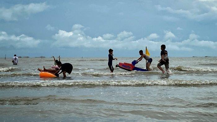 Cuaca Buruk, Kunjungan di Pantai Tirta Ayu Indramayu Alami Penurunan Saat Libur Panjang