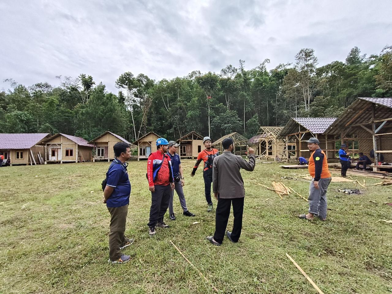 Perwira Kilang Balongan Respon Cepat Bangun Huntara di Sukabumi