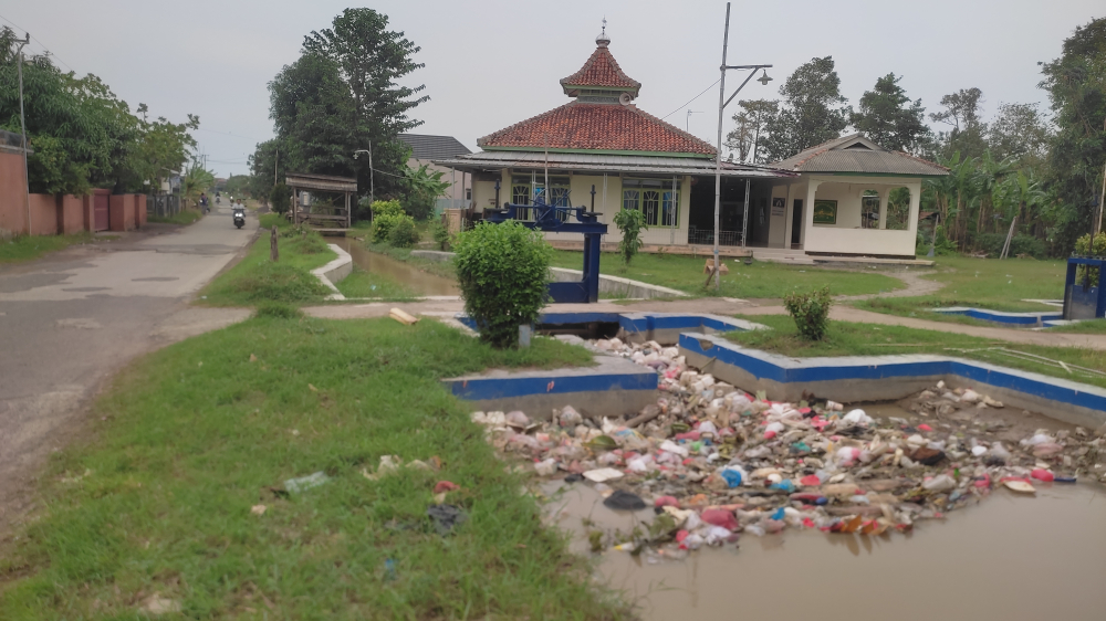 Pintu Air Pegagan Tersumbat Sampah Plastik