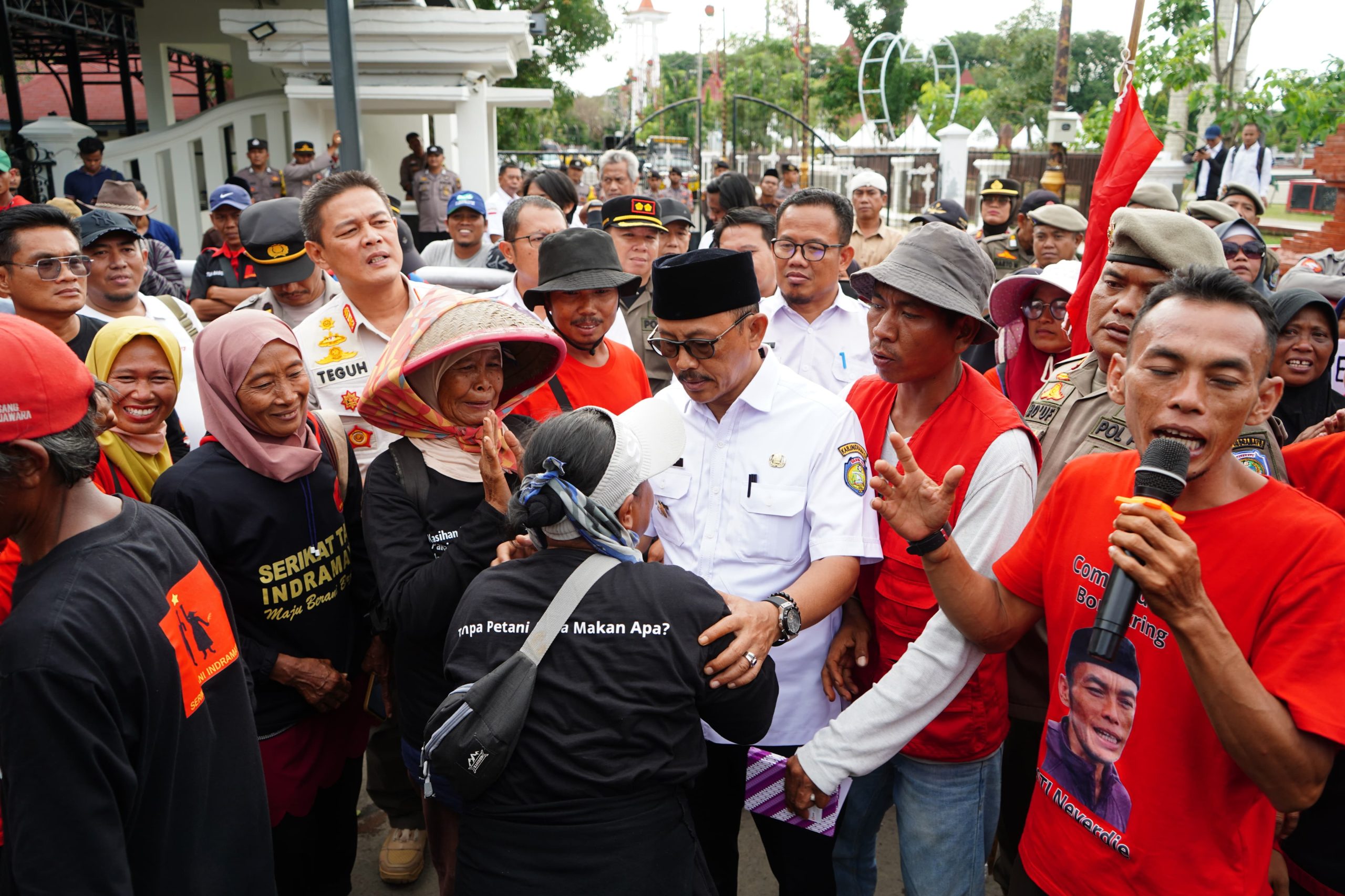 Penuh Keakraban Wakil Bupati Indramayu Temui Masa Aksi Serikat Tani Indramayu