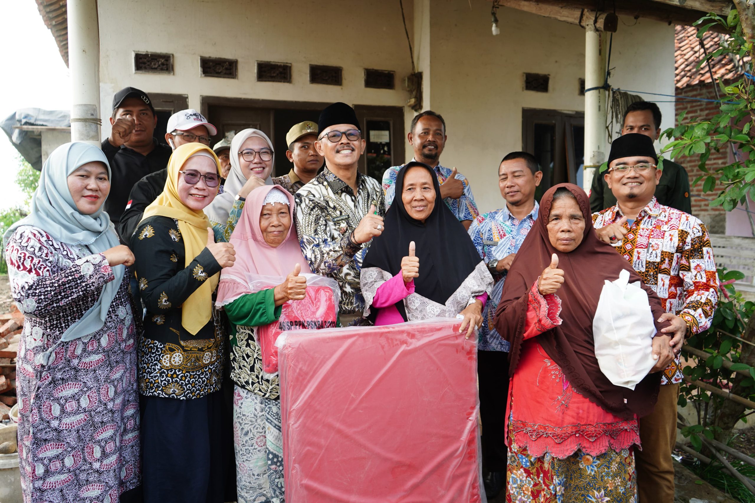 Wabup Indramayu Serahkan Sembako dan Rehab Rumah Korban Puting Beliung