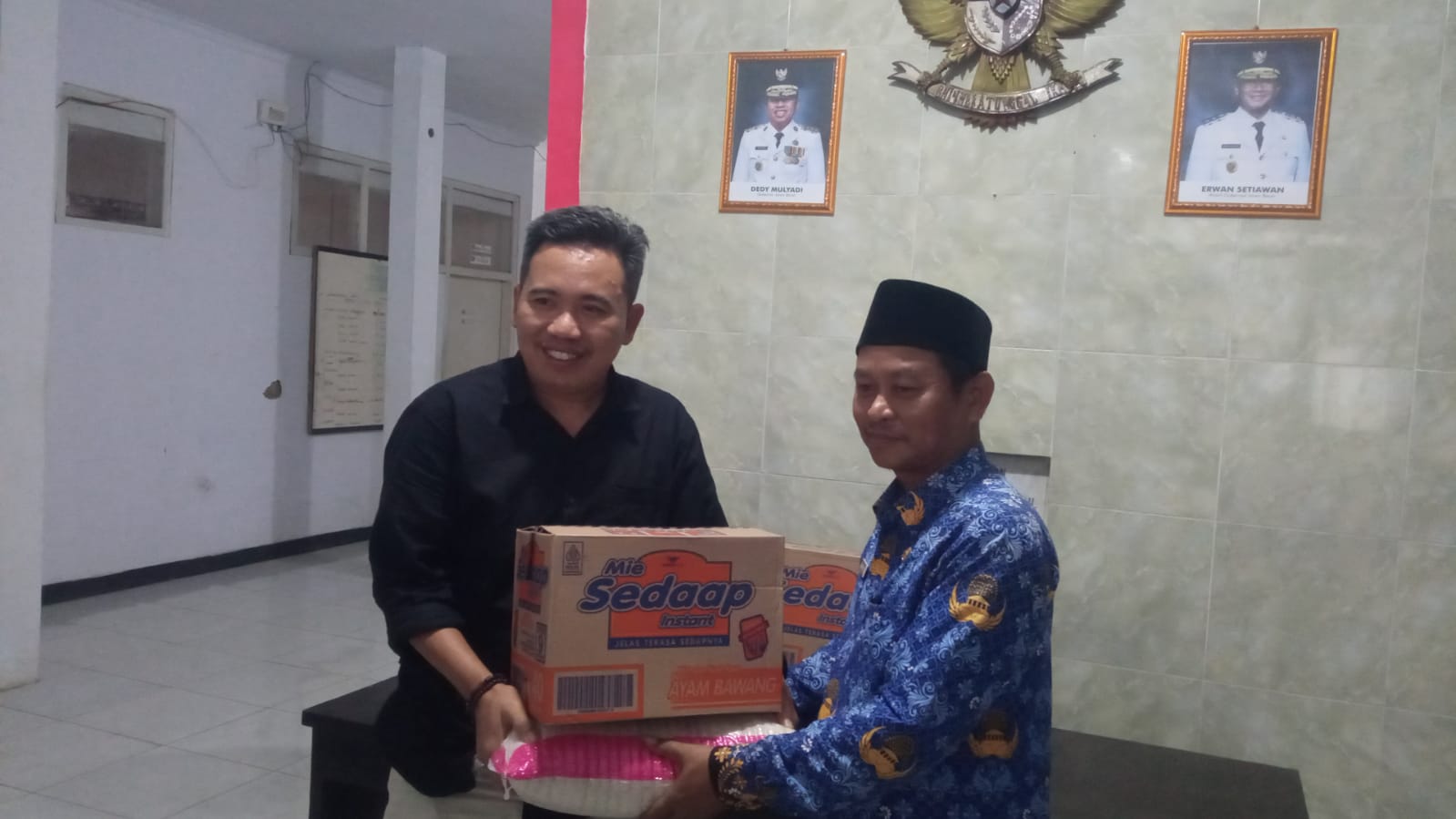 Anggota DPRD Indramayu dari Fraksi PDIP, Berikan Bantuan Sembako ke Warga Desa Bugis