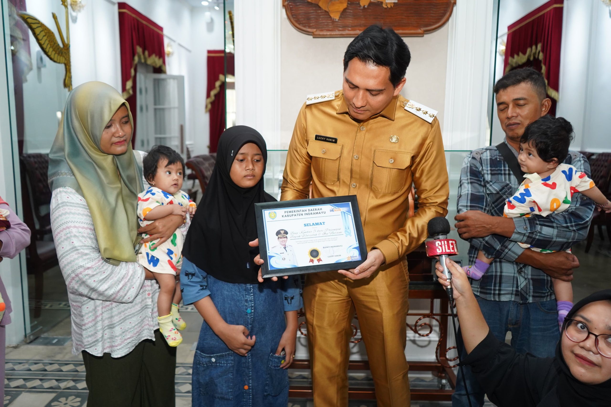 Bupati Lucky Hakim Berikan Apresiasi kepada Ibu Melahirkan Bayi Kembar Lima di Indramayu