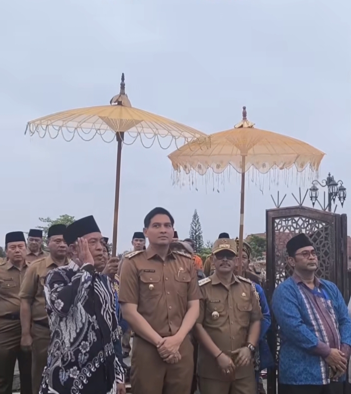 Pertama Masuk Pendopo Indramayu, Bupati Lucky Hakim Disambut Adzan