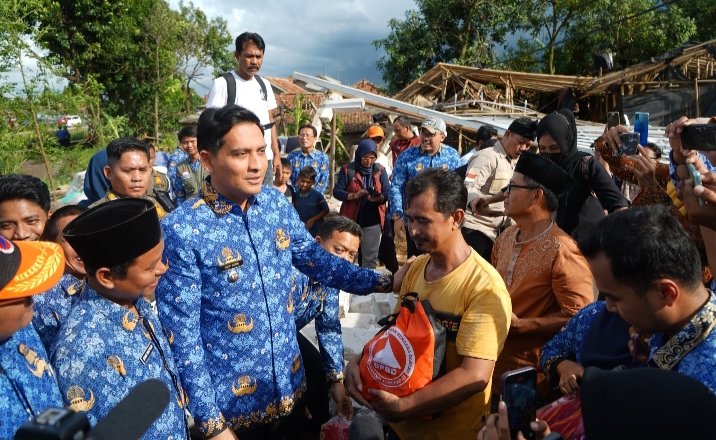 Bupati Lucky Hakim Kunjungi Korban Bencana Puting Beliung Desa Bugis, Pastikan Penanganan Cepat dan Tepat