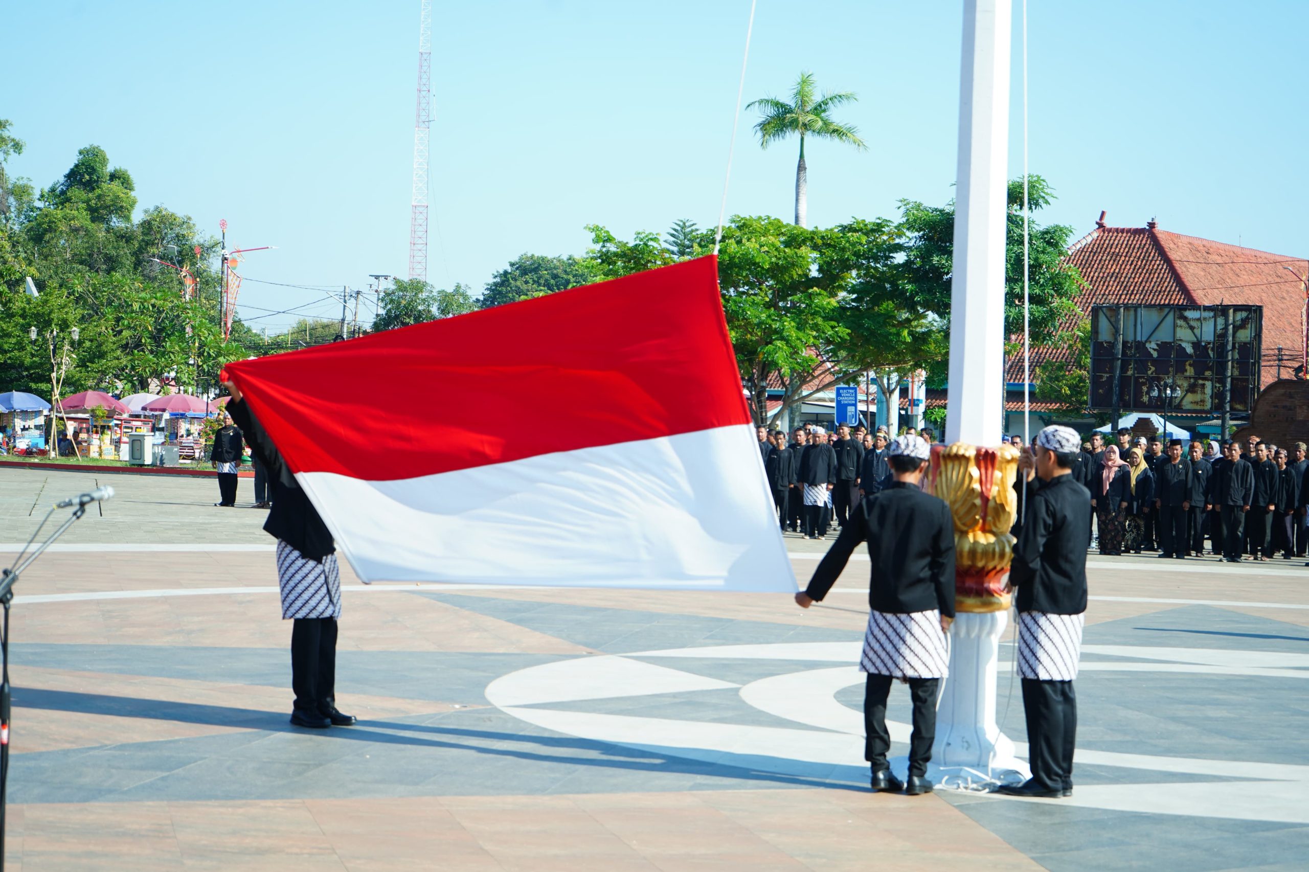 Upacara Peringatan Hardiknas Kabupaten Indramayu 2025, Wujudkan Pendidikan Bermutu