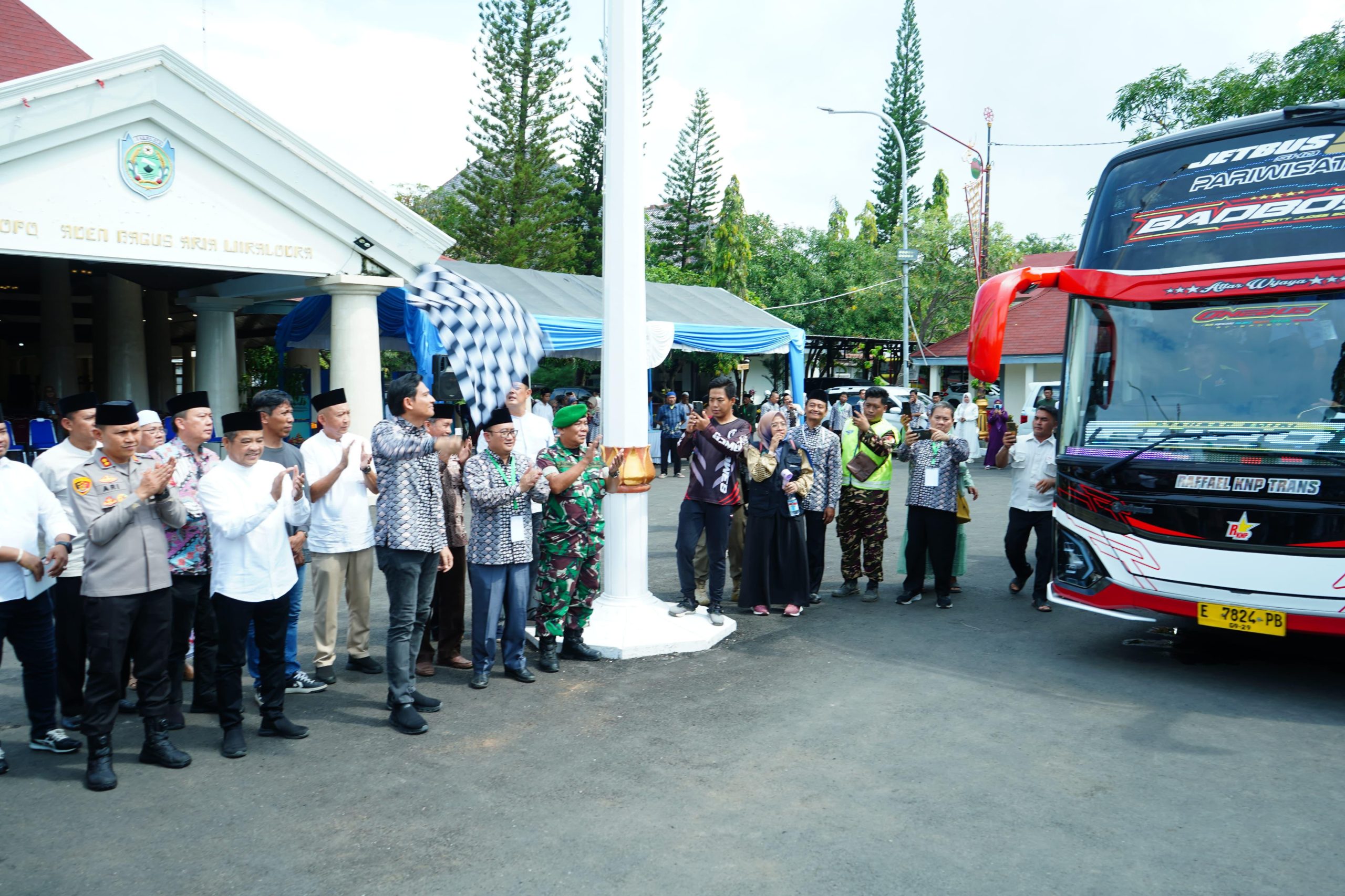 Bupati Lucky Hakim Lepas 445 Calon Jemaah Haji, Minta Doakan Kabupaten Indramayu