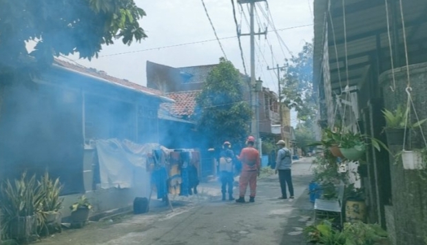 Indramayu Siaga DBD, Relawan ERT dan KRI Gelar Fogging Fokus di Perumahan Griya Ayu Utama
