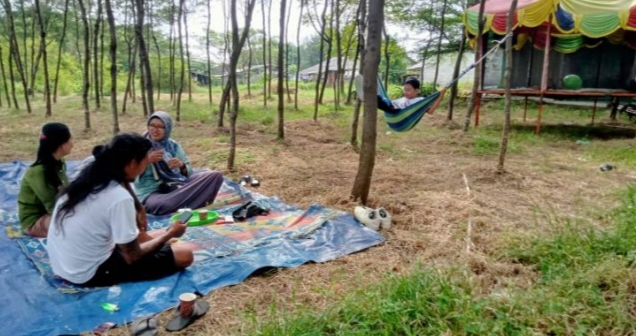 Wisatawan Saat Liburan Berkunjung ke Pantai Ujung Ori Desa Patrol