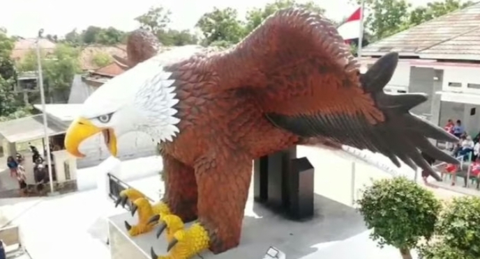 Patung Raksasa Burung Rajawali di Desa Cipaat Habiskan Biaya Rp 180 Juta