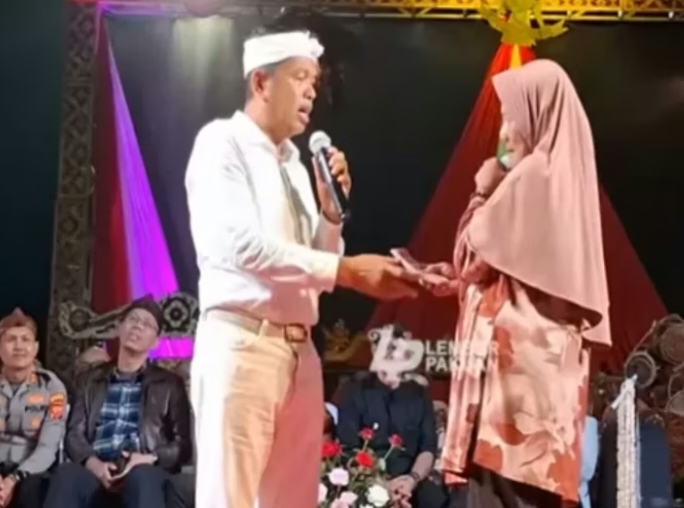 Kisah Haru Ibu di Indramayu Cerita ke Gubernur Jawa Barat, Punya Anak Jadi Pembantu Demi Bisa Kuliah hingga Dapat Bantuan dari Dedi Mulyadi