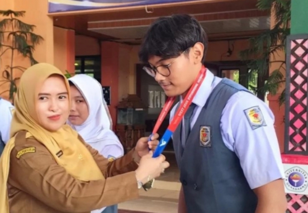 Perjuangan Keras Berbuah Manis: Perenang Muda Indramayu Sabet Emas dan Perunggu di Bandung