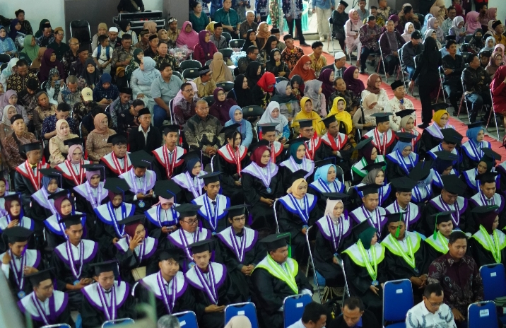 Unwir Wisuda 136 Mahasiswa, Bupati: Tekankan Pentingnya SDM Unggul dan Kecerdasan Spiritual
