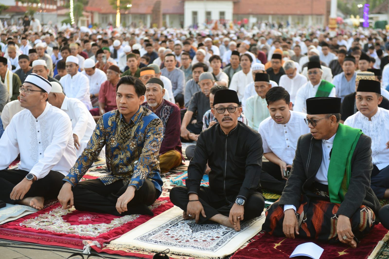 Sholat Idul Adha 1446 H di Alun-Alun Indramayu Berlangsung Khidmat dan Lancar, Lucky Hakim dan Syaefudin Pastikan Daging Qurban Terdistribusi dengan Baik