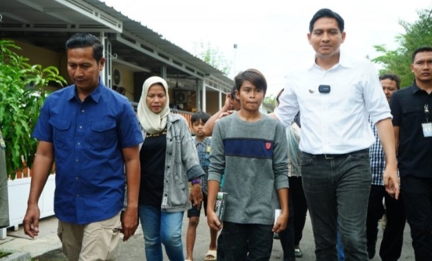 Bupati Lucky Hakim Berikan Kontrakan Rumah Bagi Sopiah dan Jadikan Petugas Kebersihan di PT. BWI