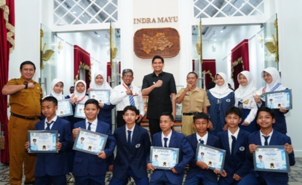 Membanggakan! Pelajar Berprestasi dan Atlet Indramayu Raih Medali, Bupati Lucky Hakim Berikan Penghargaan