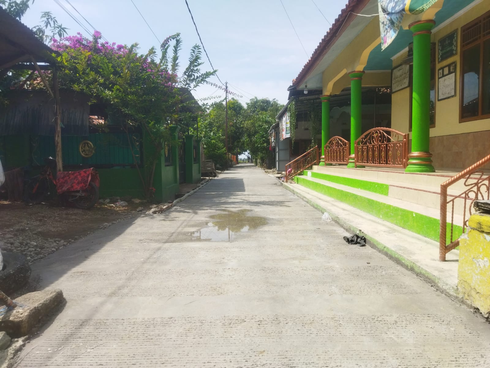 Jalan Lingkungan Warga Blok Budiraja Desa Pringgacala Dicor Beton