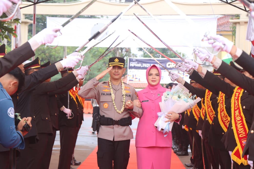Pedang Pora Iringi Pisah Sambut Kapolres Indramayu, AKBP Ari Setyawan Wibowo Resmi Serahkan Tongkat Komando kepada AKBP Mochamad Fajar Gemilang