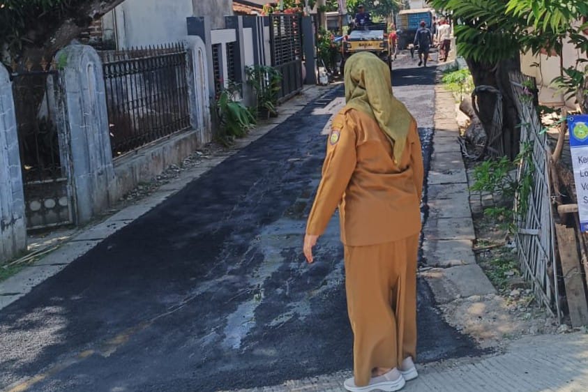 Pemdes Karangampel Kidul Hotmix Jalan Lingkungan di Dua Titik