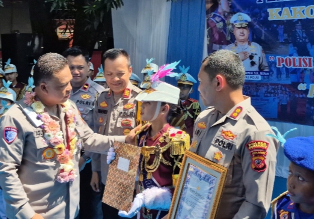 Tampil Memukau Dihadapan Presiden, Korlantas Polri Serahkan Penghargaan kepada Polisi Cilik Tunas Bhayangkara Polda Jabar di Indramayu