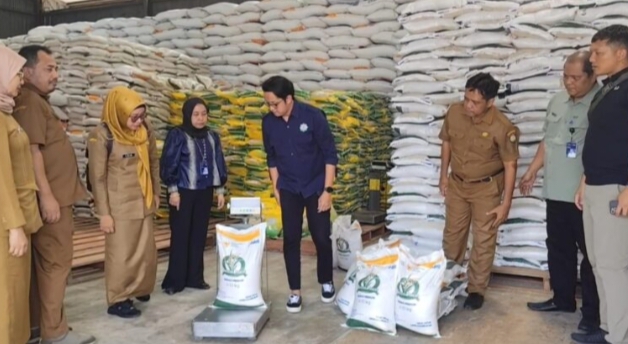 Bulog Salurkan Bantuan Beras ke 209.619 Ribu Keluarga di Indramayu