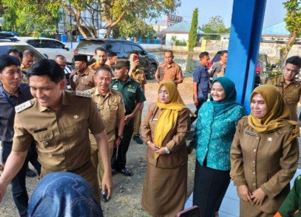Ngantor di Kecamatan Kedokan Bunder, Bupati Lucky Hakim Bertemu Investor Hingga Kunjungi SDN 3 Kedokanagung