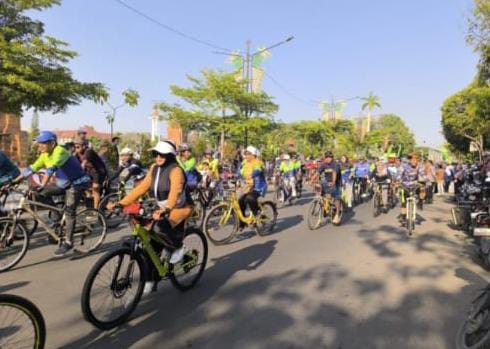 Jaga Kebugaran di Usia Senja, Ratusan Lansia Meriahkan Sepeda Sehat HUT PWRI ke-63