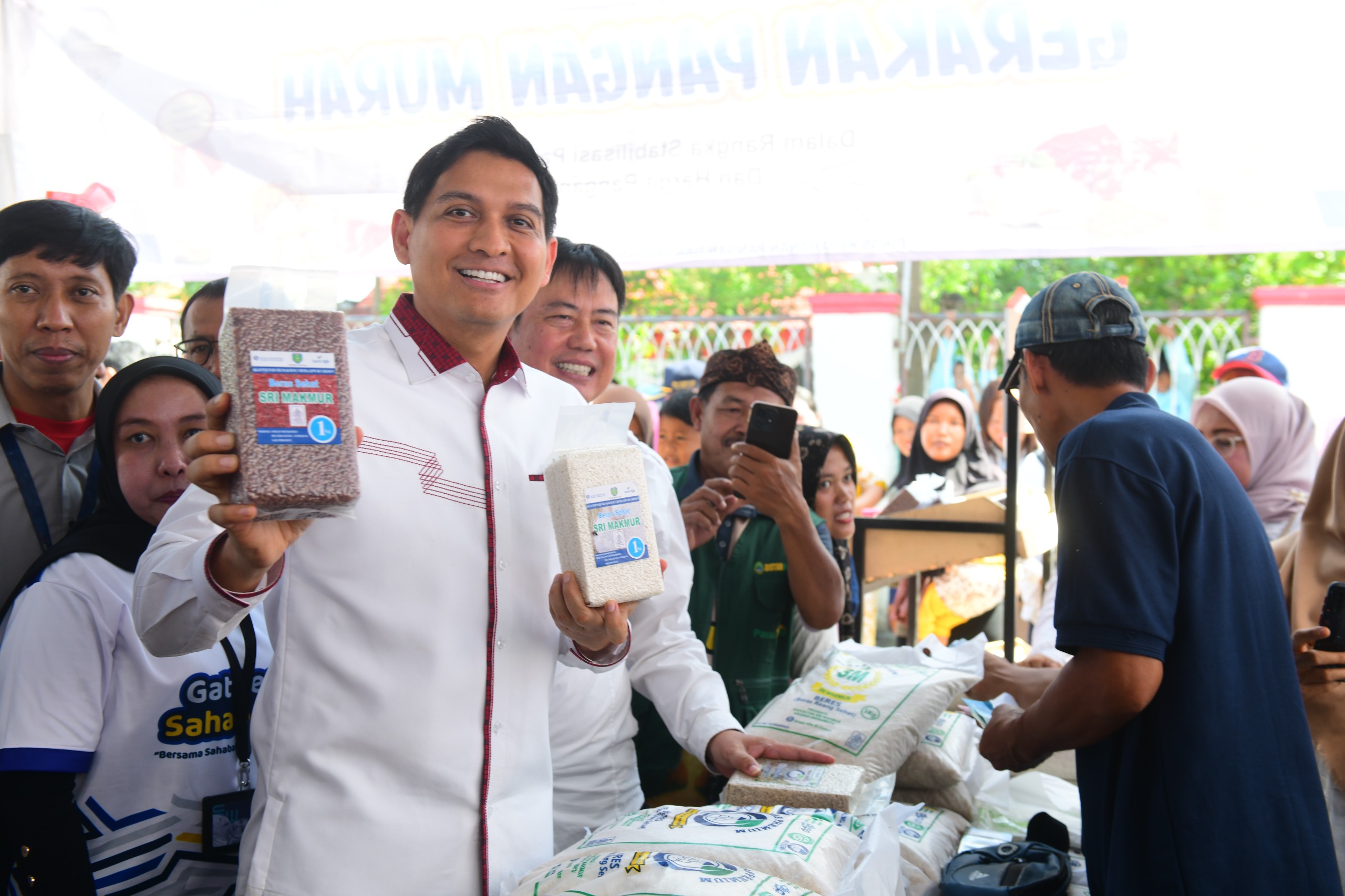 Bupati Lucky Hakim Pastikan Akses Pangan Murah, Warga Padati GPM di Desa Brondong‎