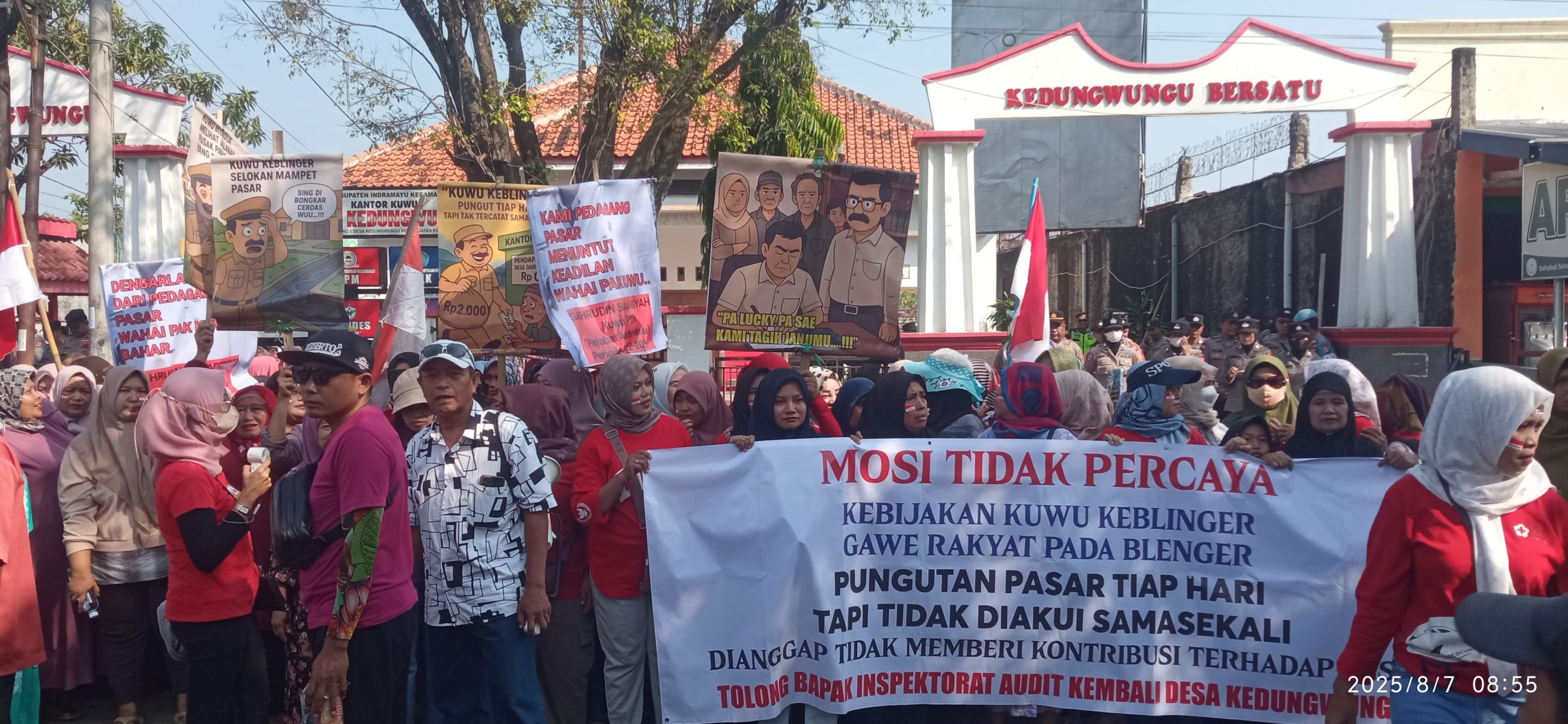 Para Pedagang Unjuk Rasa, Kantor Desa Kedungwungu Kosong