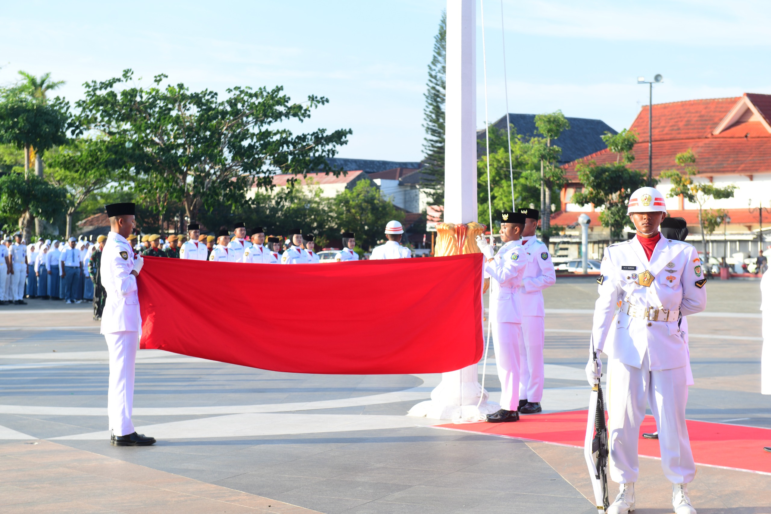 Khidmat, Wabup Syaefudin Pimpin Upacara Penurunan Bendera HUT ke-80 RI Tingkat Kabupaten Indramayu