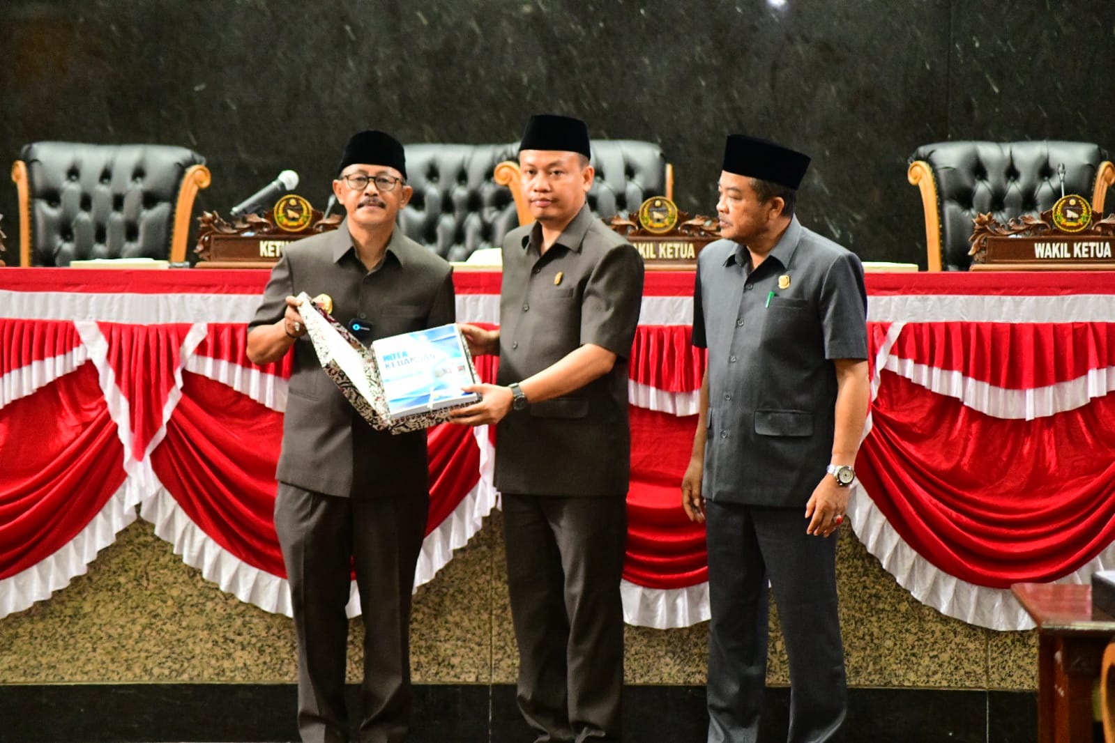 Bupati Indramayu Sampaikan Nota Penjelasan Perubahan APBD 2025, Volume Naik 3,91 Triliun