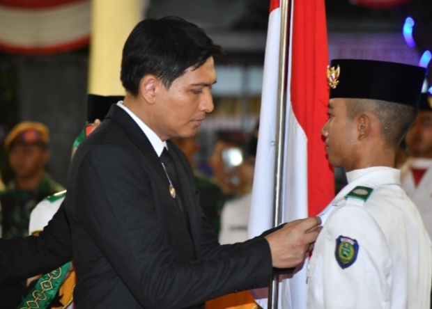 Momen Haru, Bupati Lucky Hakim Kukuhkan Paskibraka Indramayu 2025