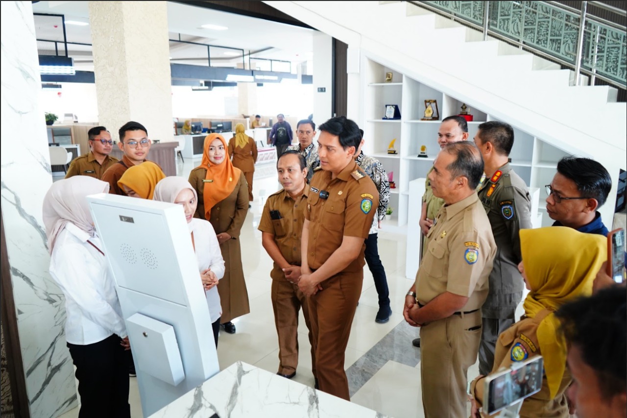 Wujudkan Indeks Kepuasan Masyarakat, Bupati Lucky Hakim Wajibkan SKPD Publikasi Layanan Publik