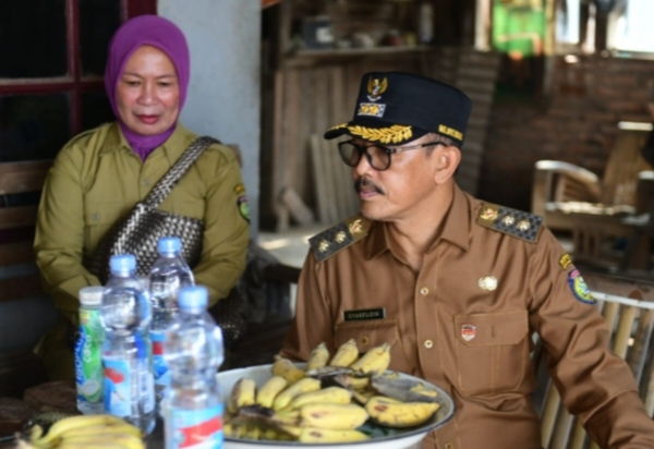 Pisang dari Salim, Hadiah Tulus untuk Lucky Hakim dan Syaefudin Saat Tinjau Jalan Desa Loyang