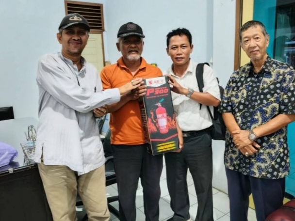 Tanggap! Pemdes Jatibarang Bagikan APAR di Tiap RW untuk Antisipasi Bencana Kebakaran