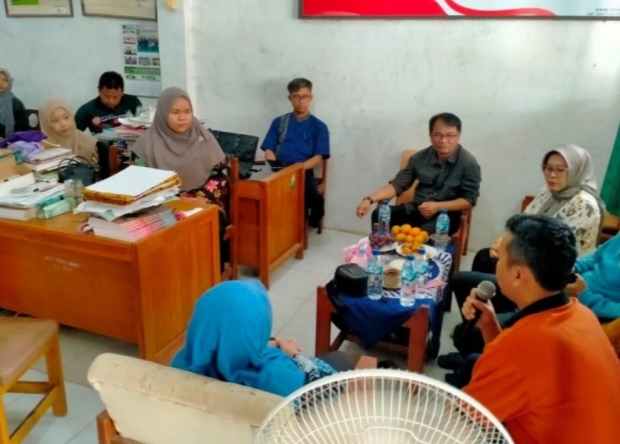 Dedikasi Hingga Usia Senja: Kepala BKPSDM Indramayu Kunjungi Guru P3K yang Akan Pensiun
