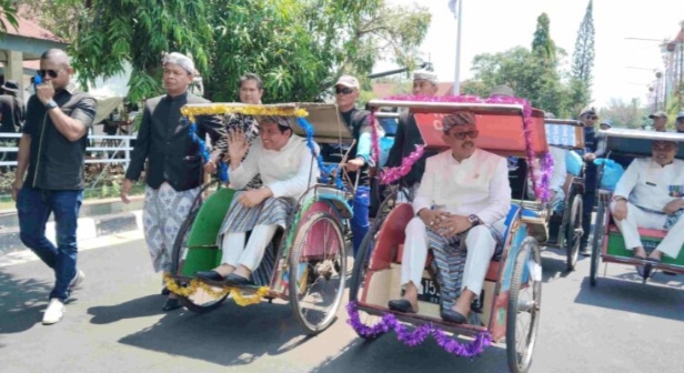 Bupati dan Wakil Bupati Indramayu Naik Becak Pakai Pakaian Adat Saat Hari Jadi ke-498