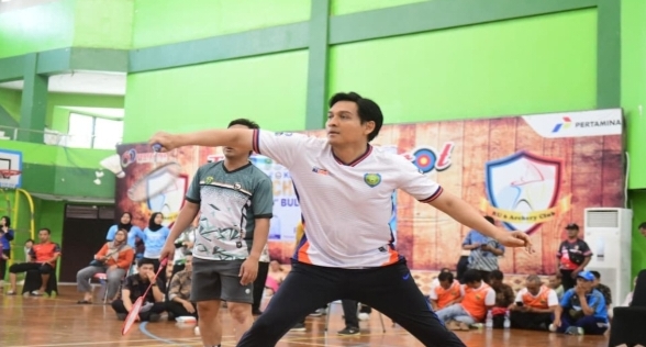 Bupati Lucky Hakim Turut Meriahkan Laga Ekshibisi Bulutangkis di Porsenitas XII Indramayu