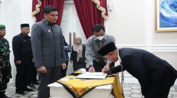 Tandatangani Kontrak Kerja Dengan Bupati Indramayu, Perumdam Tirta Dharma Ayu Resmi punya Direktur Baru