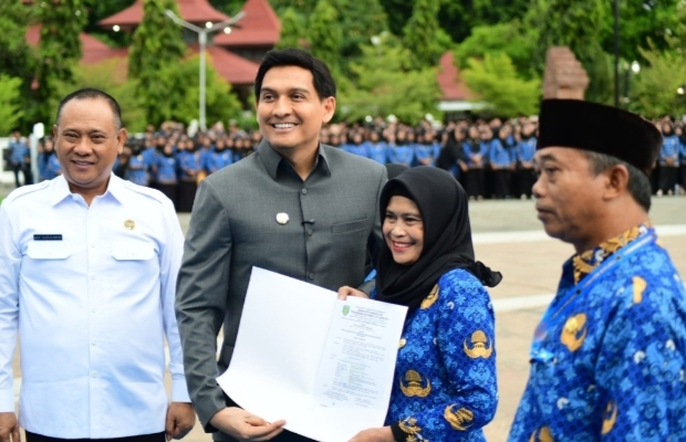 Serahkan SK Pengangkatan kepada 4.733 Tenaga PPPK Paruh Waktu, Bupati Lucky Hakim Minta ASN Indramayu Santun dalam Bermedsos