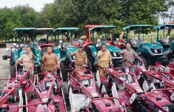 Luas Lahan Tanam Bertambah, Kementan Kirimkan Puluhan Alsintan Untuk Petani Indramayu